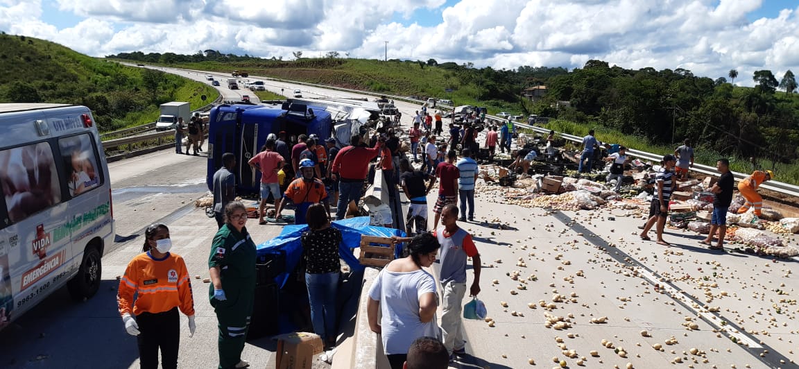 Imagem: Motorista fica preso às ferragens após caminhão carregado com legumes tombar na BR-381; VÍDEO