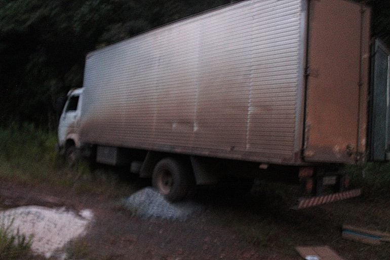 Bandidos roubam carga e prendem vítimas em baú de caminhão
