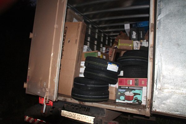 Bandidos roubam carga e prendem vítimas em baú de caminhão