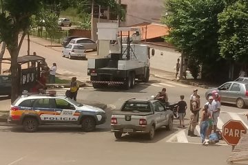 Motociclista fratura as pernas em acidente em Santa Bárbara
