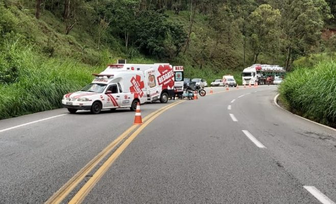 Motociclistas derrapam em curva da BR-381 e são encaminhadas para hospital