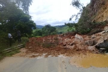 Barranco cede e interdita totalmente pista de acesso a Passabém