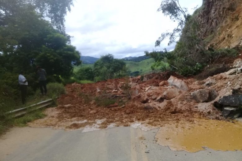 Barranco cede e interdita totalmente pista de acesso a Passabém