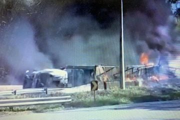 Carreta pega fogo e interdita totalmente trecho da BR-381