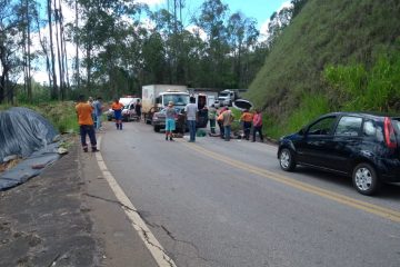 Batida entre carro e caminhão deixa vítima em estado grave na Estrada do Forninho