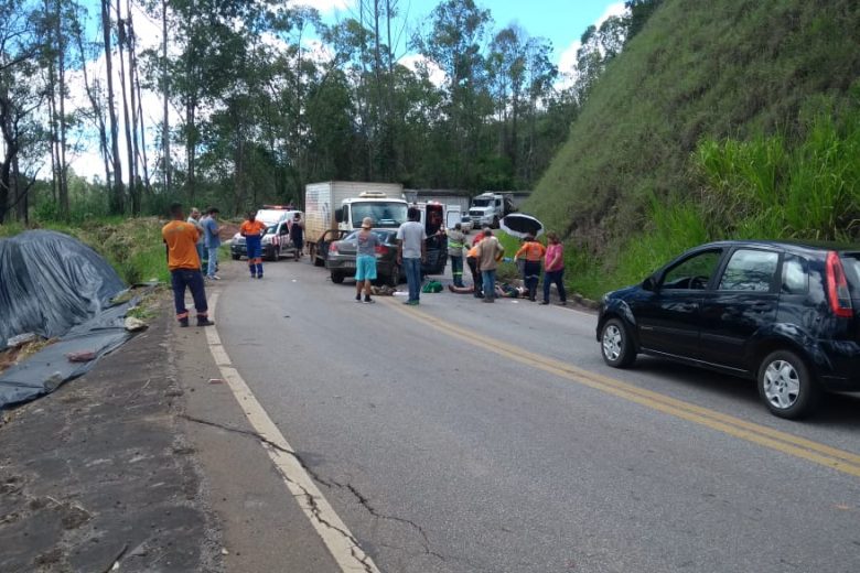 Batida entre carro e caminhão deixa vítima em estado grave na Estrada do Forninho