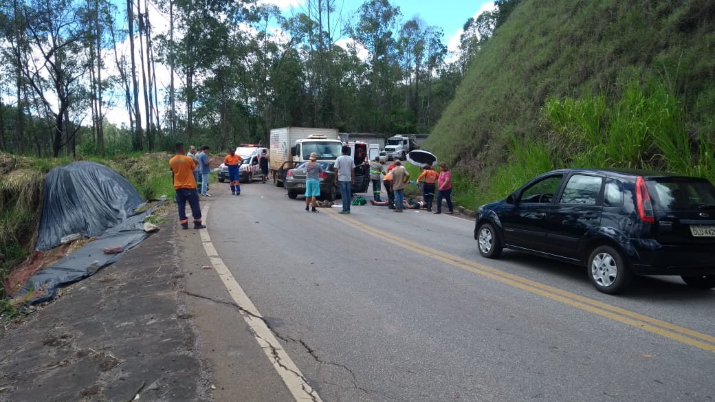 Batida entre carro e caminhão deixa vítima em estado grave na Estrada do Forninho