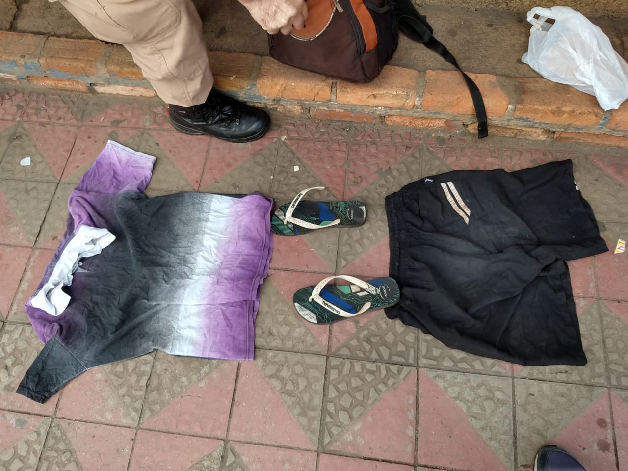 Andarilho usava roupas semelhantes às identificadas em imagens registradas do crime - Foto: Thales Benício