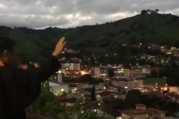 Em momento de fé, santa-marienses vão às janelas e cantam hinos de louvor; VEJA VÍDEOS