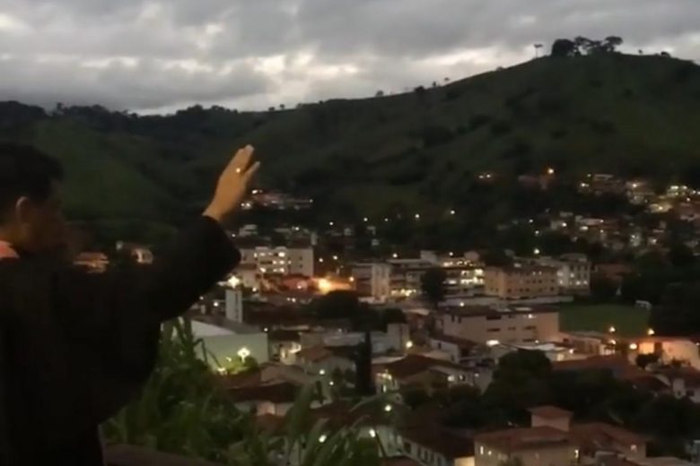 Em momento de fé, santa-marienses vão às janelas e cantam hinos de louvor; VEJA VÍDEOS