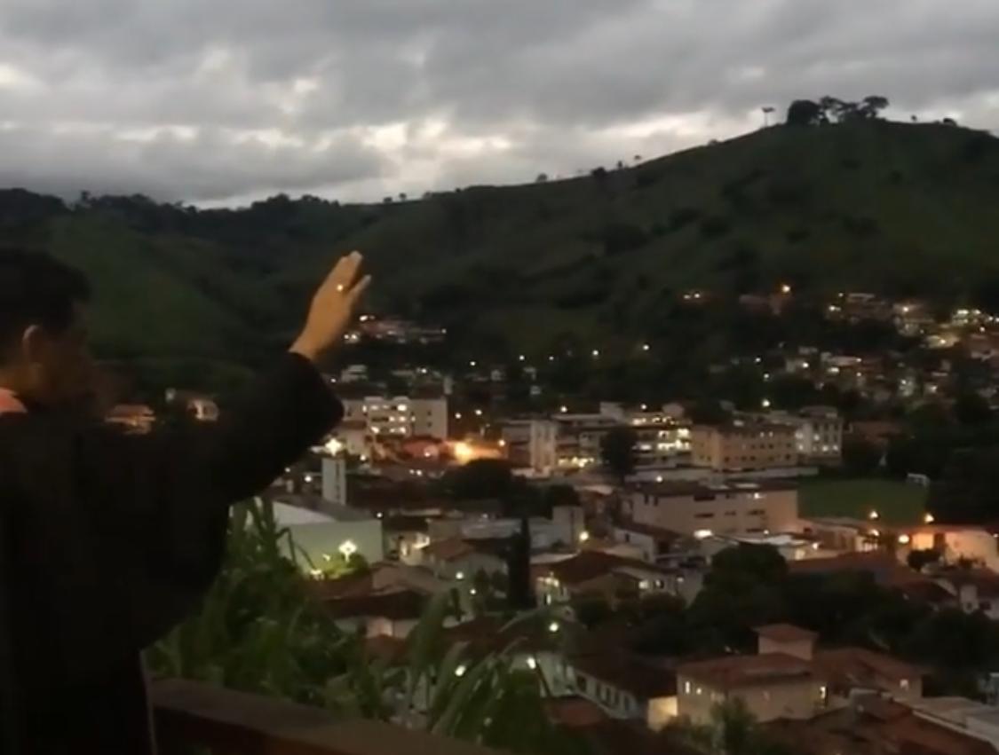 Em momento de fé, santa-marienses vão às janelas e cantam hinos de louvor; VEJA VÍDEOS