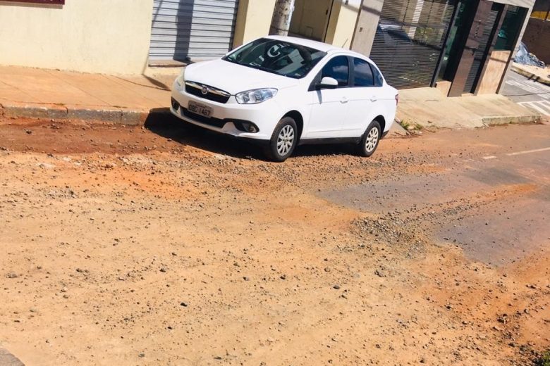 Brita coloca motociclistas em risco de acidente no Centro de Itabira