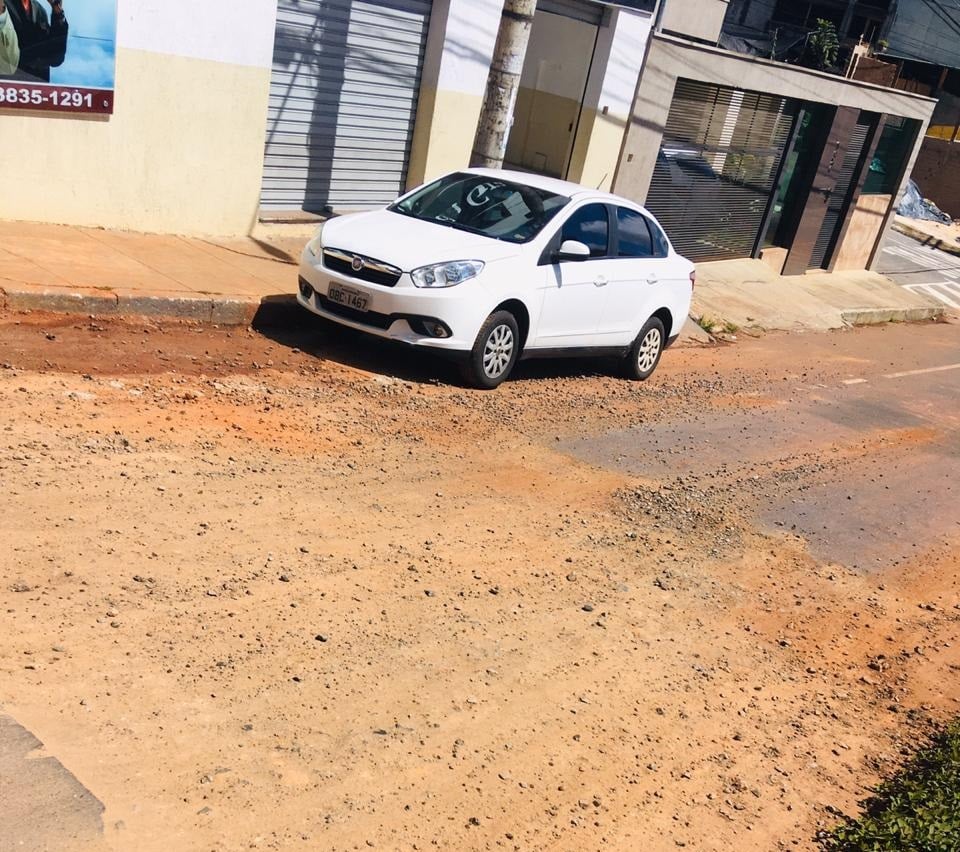 Brita coloca motociclistas em risco de acidente no Centro de Itabira