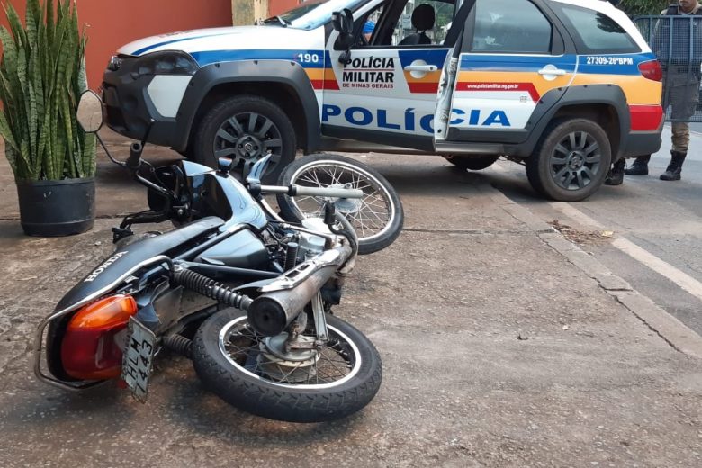 Jovem pilotando Pop 100 tenta fugir da polícia e acaba preso