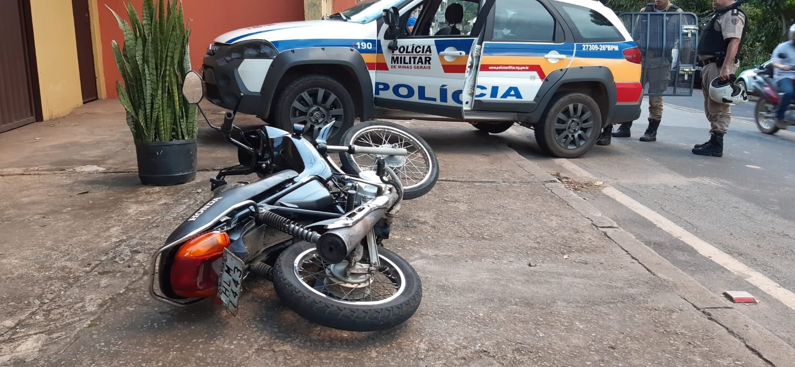 Jovem pilotando Pop 100 tenta fugir da polícia e acaba preso