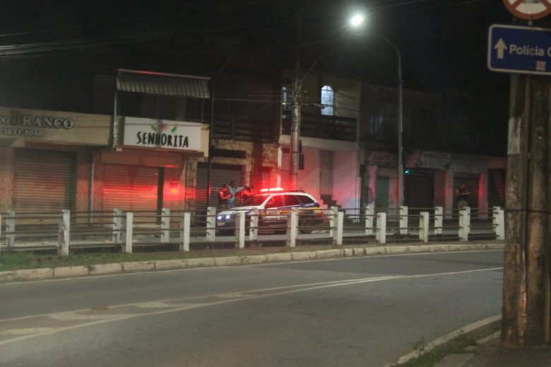 Bandidos assaltam ponto de mototáxi e fogem levando motocicleta