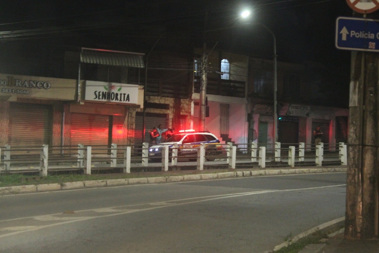 Bandidos assaltam ponto de mototáxi e fogem levando motocicleta