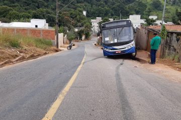 Ônibus descontrolado volta de ré e bate contra muro de residência