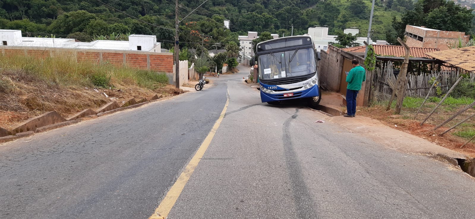 Ônibus descontrolado volta de ré e bate contra muro de residência