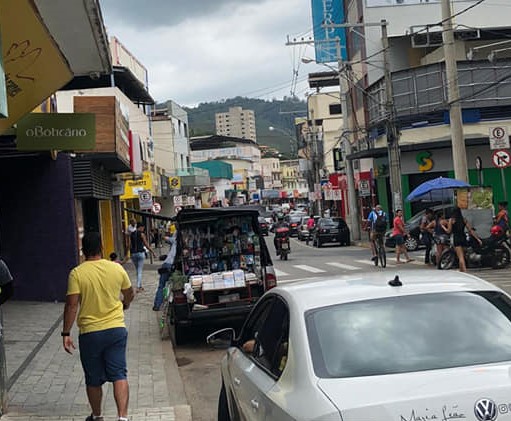 Prefeitura de Monlevade não notificou nenhum comércio, mas aglomerações são registradas na região central