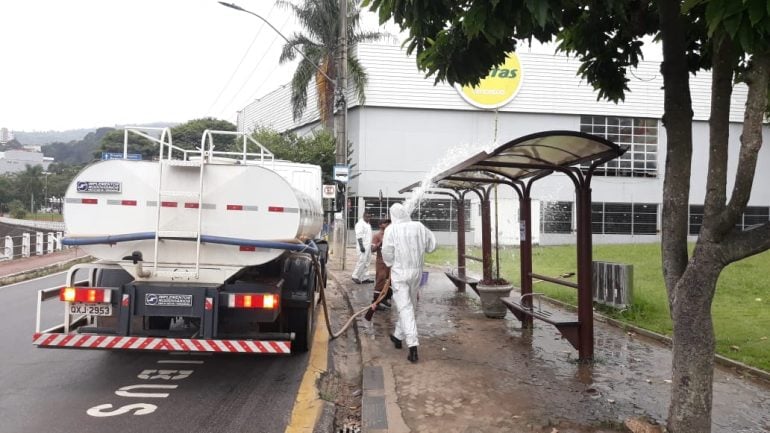 Pontos de ônibus passam por higienização em Itabira