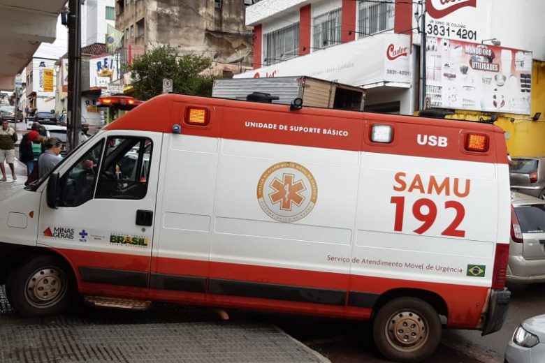 Acidente entre carro e moto deixa dois feridos em Itabira