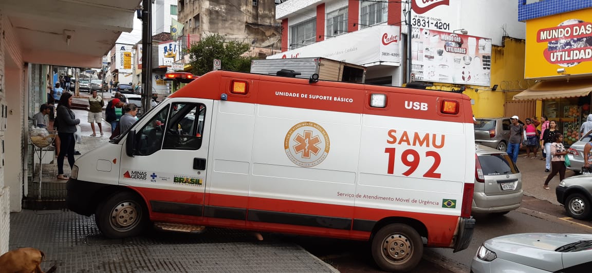 Acidente entre carro e moto deixa dois feridos em Itabira