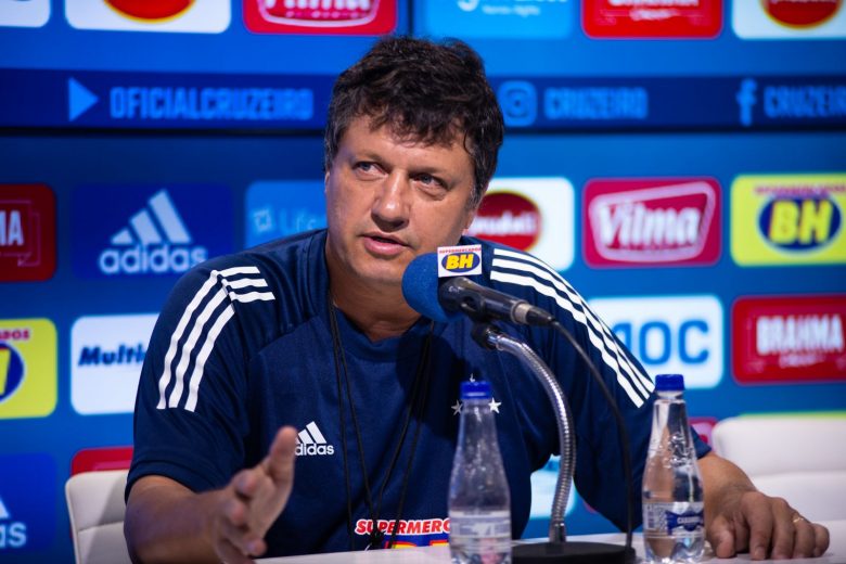 Com reviravolta, gestores do Cruzeiro decidem pela permanência de Adilson Batista