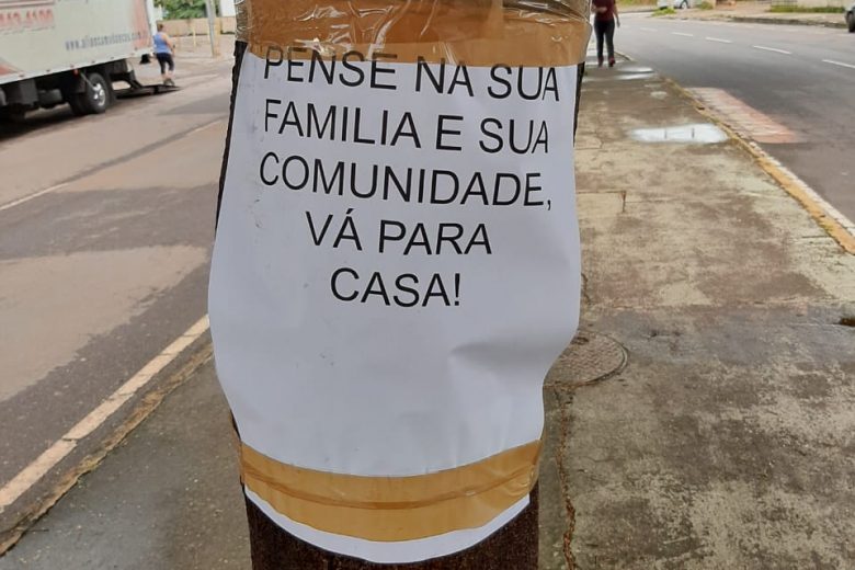 Árvores da Mauro Ribeiro amanhecem com recados: “Vá para casa!”