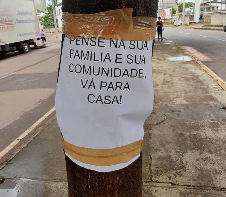 Árvores da Mauro Ribeiro amanhecem com recados: “Vá para casa!”
