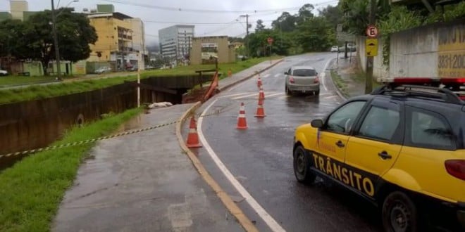 Trânsito é interditado na avenida Li Guerra, em Itabira