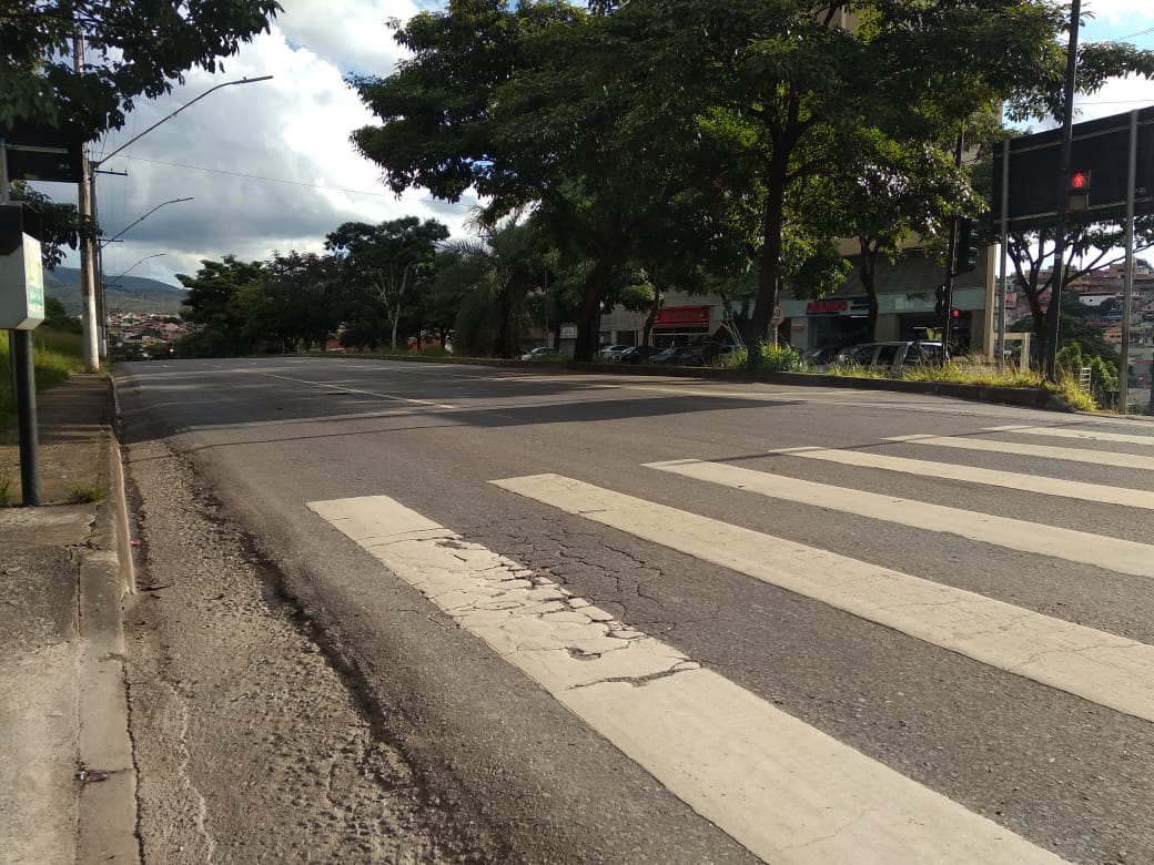 Belo Horizonte tem ruas e avenidas praticamente desertas após medidas de prevenção ao Covid-19