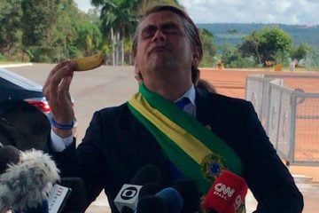 Bolsonaro vê humorista dar bananas a jornalistas e não responde sobre PIB fraco