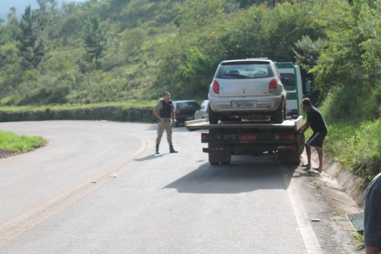 Carro roubado durante assalto a residência é encontrado pela PM em Itabira