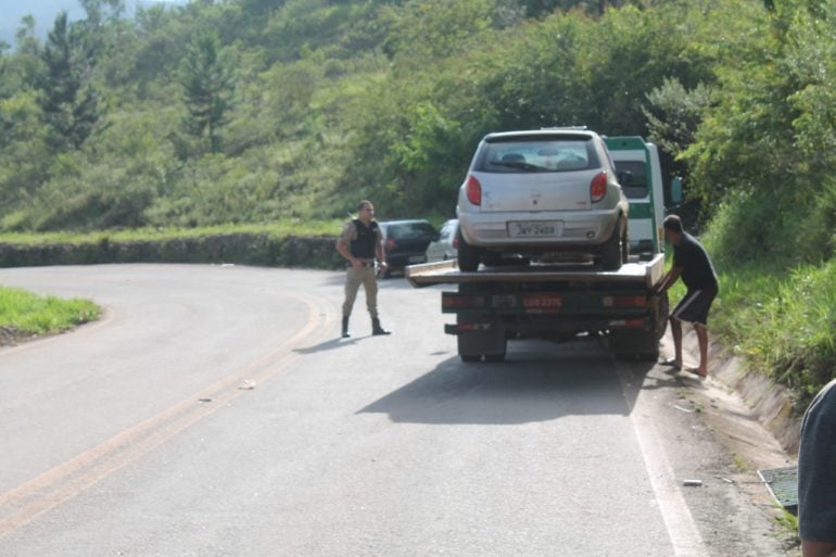 Carro roubado durante assalto a residência é encontrado pela PM em Itabira