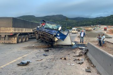 Colisão entre duas carretas deixa trânsito lento na BR-381