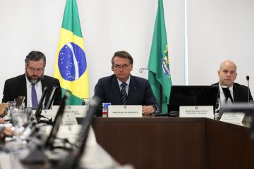 Decreto de Bolsonaro inclui igrejas e lotéricas em lista de atividades essenciais