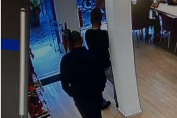 Dupla usa chave falsa e furta celular de R$ 8 mil durante expediente de loja em Itabira