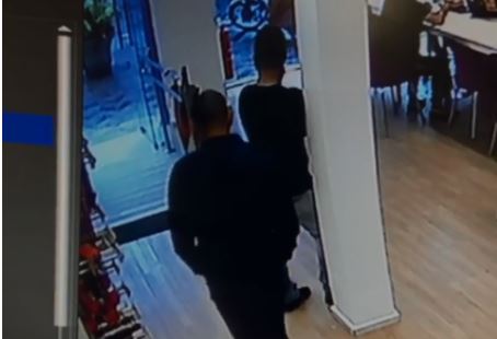 Dupla usa chave falsa e furta celular de R$ 8 mil durante expediente de loja em Itabira