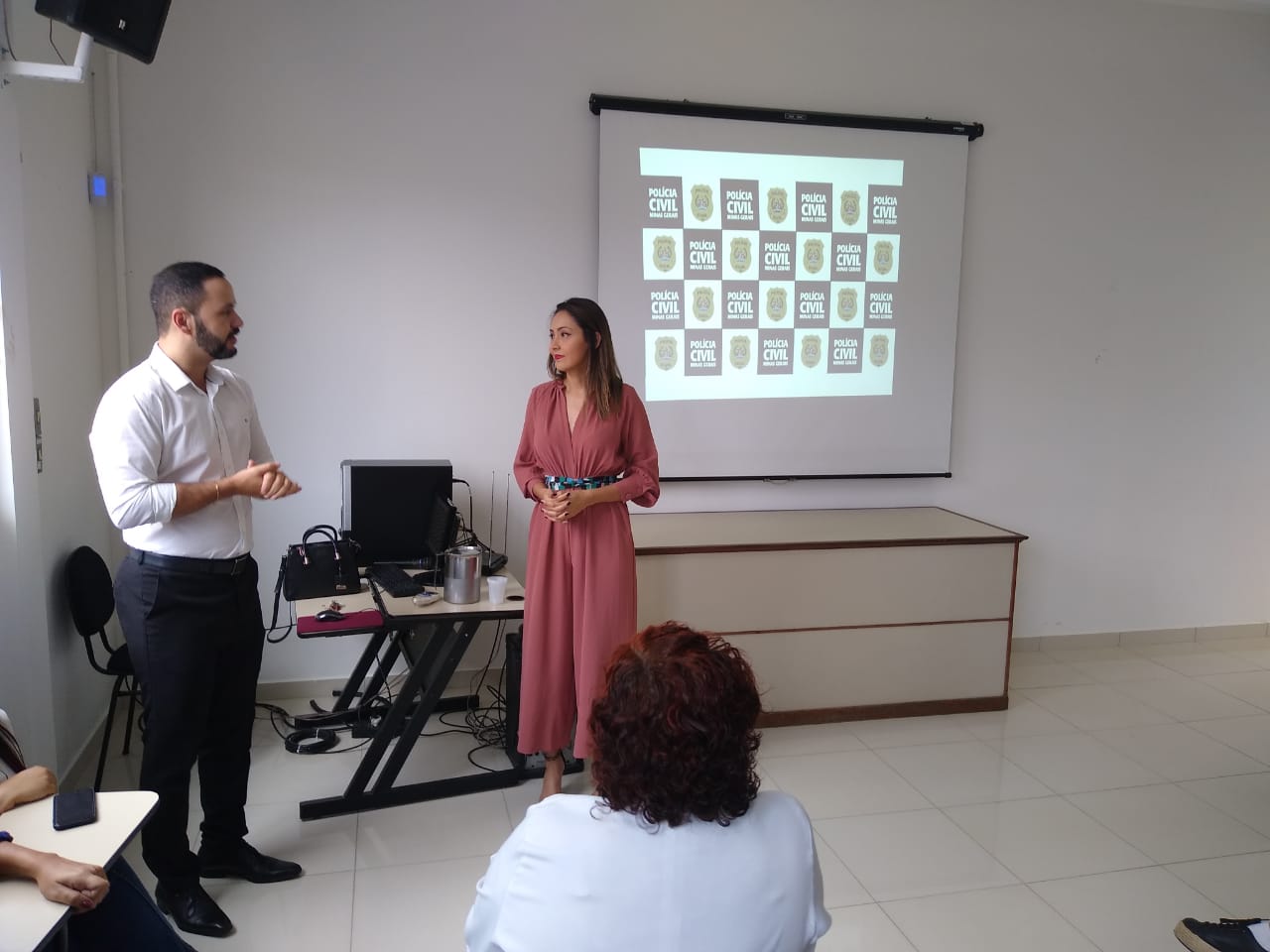 O diretor do HNSD, Alexandre Coelho, e a delegada Amanda Machado