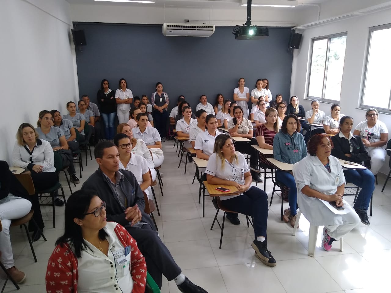 Colaboradores do HNSD acompanharam palestra de delegada - Foto: Divulgação