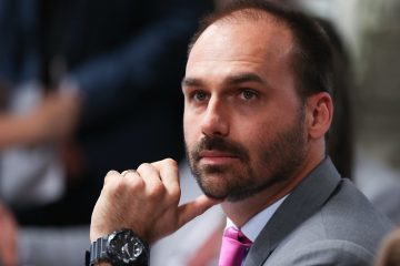 Embaixada da China protesta após Eduardo Bolsonaro culpar país por pandemia do coronavírus