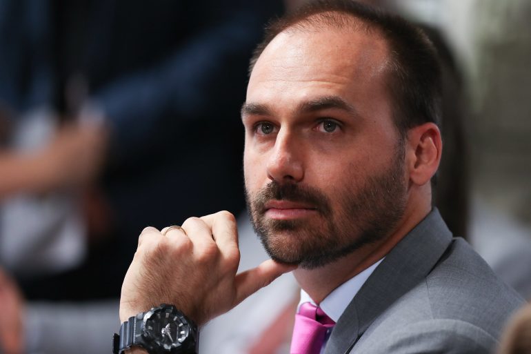 Eduardo Bolsonaro nega voltar ao Brasil mesmo após decisão favorável de Moraes