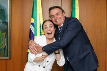 Regina Duarte toma posse na secretaria de Cultura e começa demissões