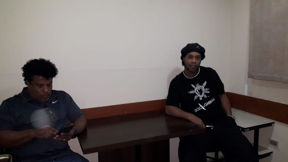 ronaldinho-gaucho-e-irmao-sao-acusados-de-usar-passaportes-falsos-no-paraguai