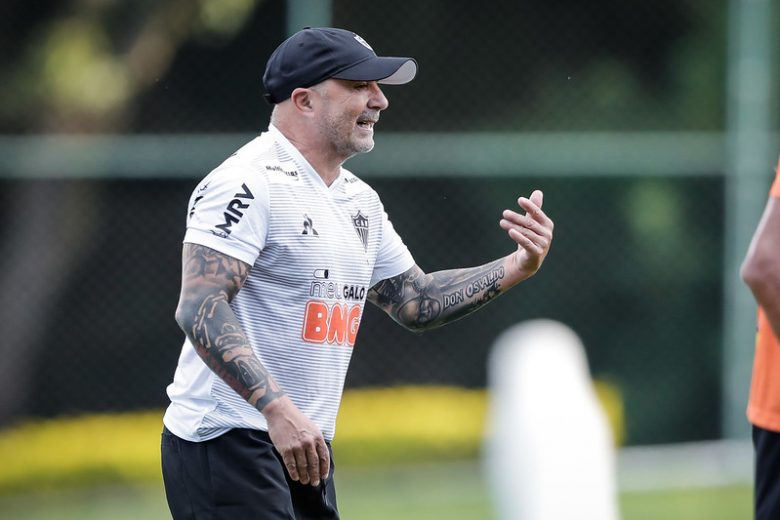 Sampaoli endossa redução salarial no Atlético: “vai além de ser solidário”