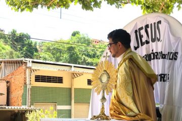 Adoração ao santíssimo percorre bairros de Santa Maria de Itabira