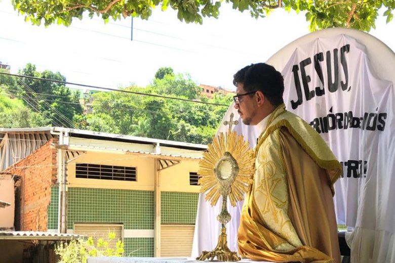 Adoração ao santíssimo percorre bairros de Santa Maria de Itabira