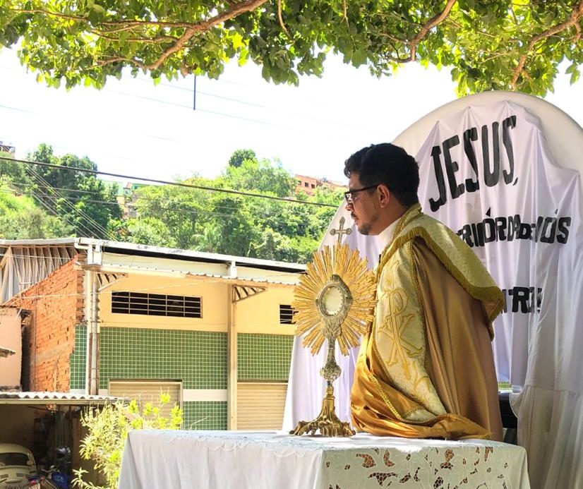 Adoração ao santíssimo percorre bairros de Santa Maria de Itabira