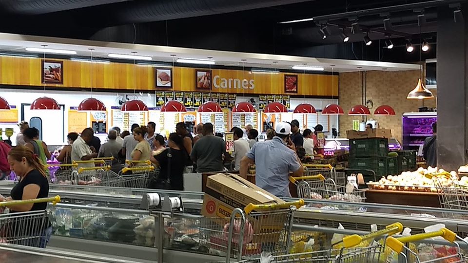 Com carne a R$ 7 o quilo, aglomeração se deu no setor de açougue - Foto: Acom/PMCF